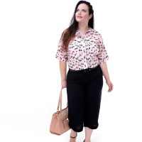 Camisa Nude Vira Pompom E Bolso Plus Size